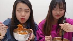 网红小姐姐吃辣面膜